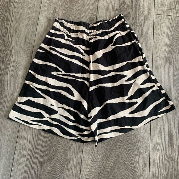 H&M Pants - H&M used linen blend animal print shorts